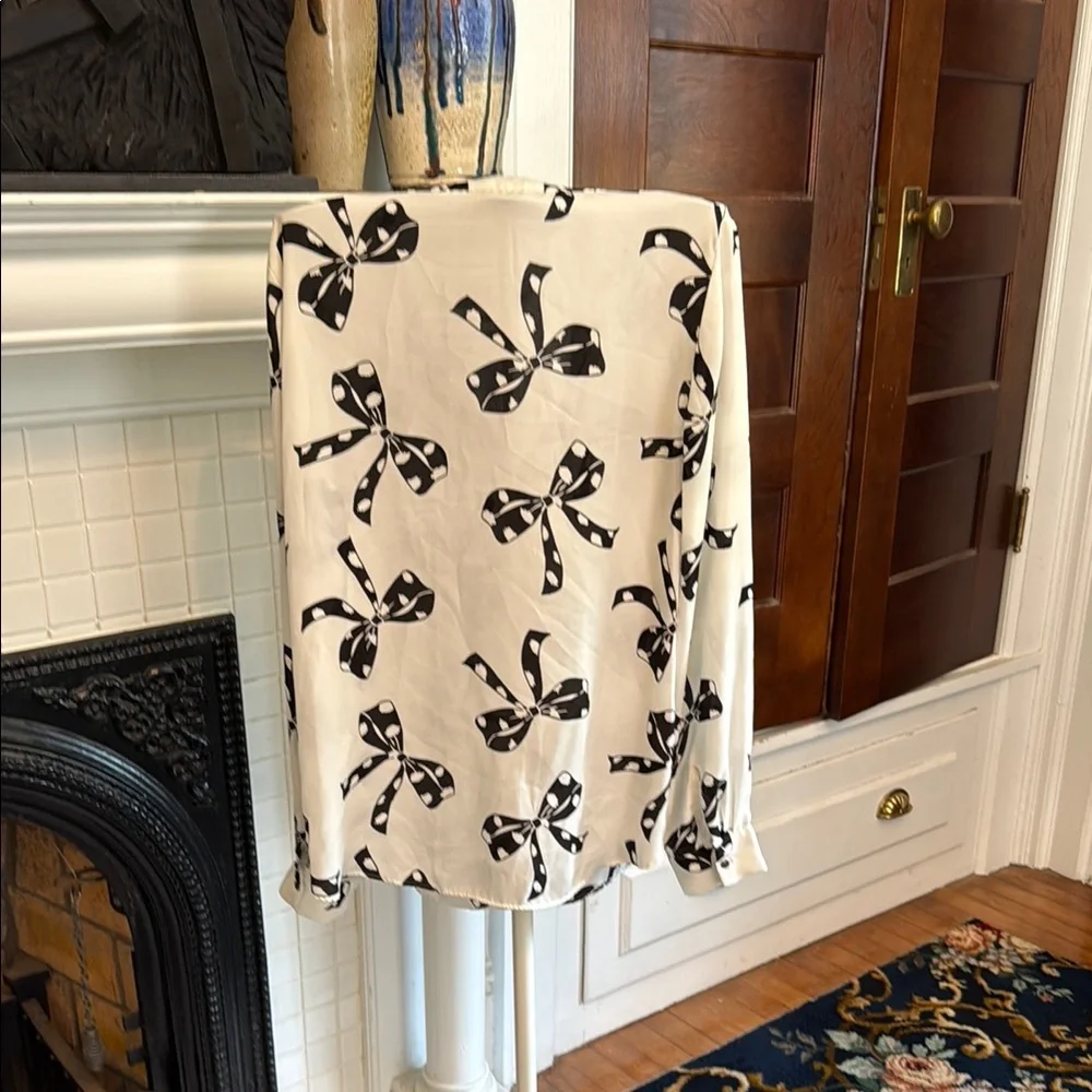 Banana Republic Elegant‎ Black and White Bow Print Blouse- worn about 5 times